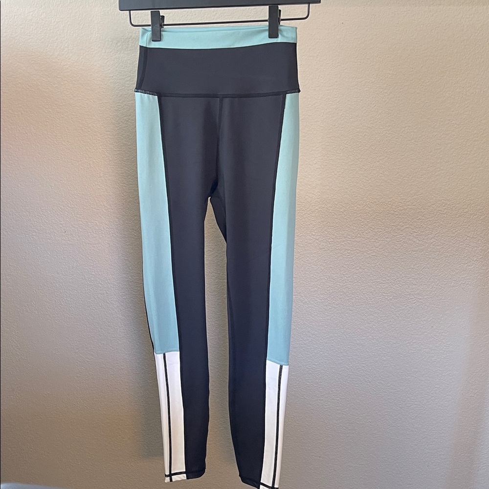 WILO Athletic Colorblock 7/8 Leggings. NWT Black & Aqua Sz S